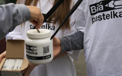 Bílá pastelka už po sedmadvacáté pomáhá lidem najít cestu zpět k samostatnosti
